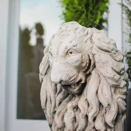 Lion Blanc Saint Tropez