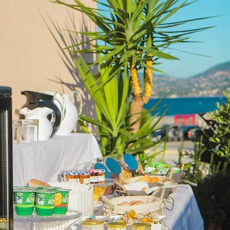 Lion Blanc מלון 3*